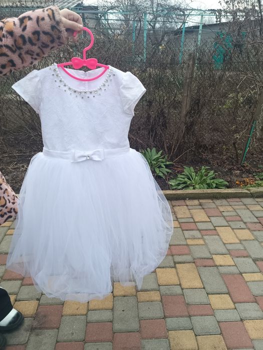 Продам білу сукню на 4-6 років!Довжина 67см!Талія 30 см
