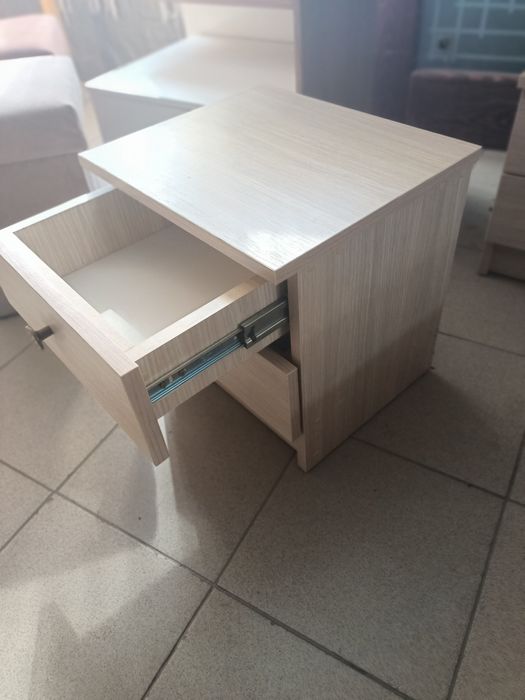 Тумба приліжкова