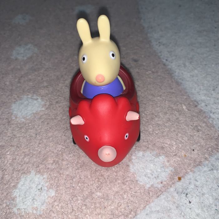 Samochod dinozaur z krolikiem z bajki swinka peppa
