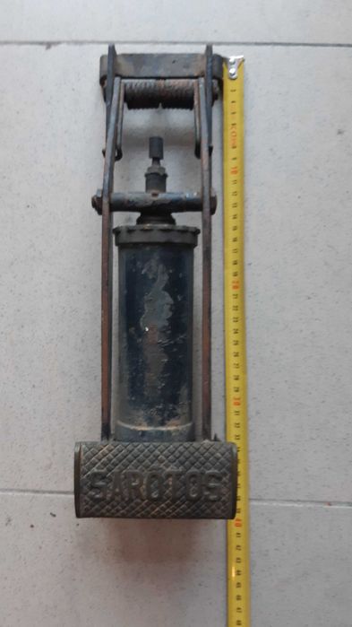 Máquina Antiga para encher pneus