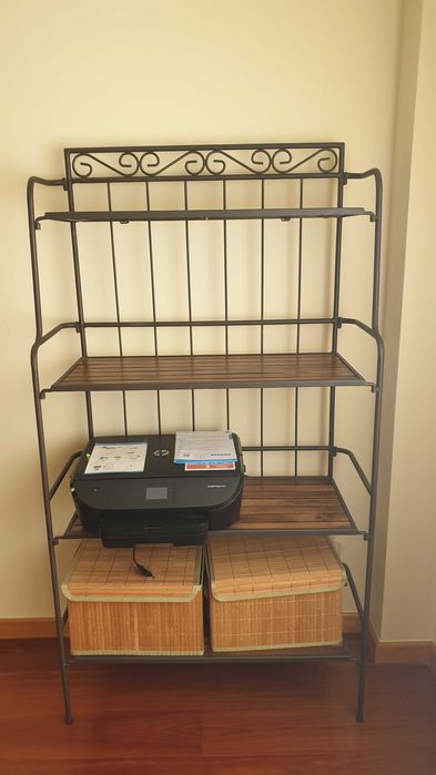 Estante em ferro e madeira