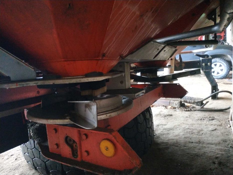 Розкидач мінеральних добрив Rauch AXIS 30.2