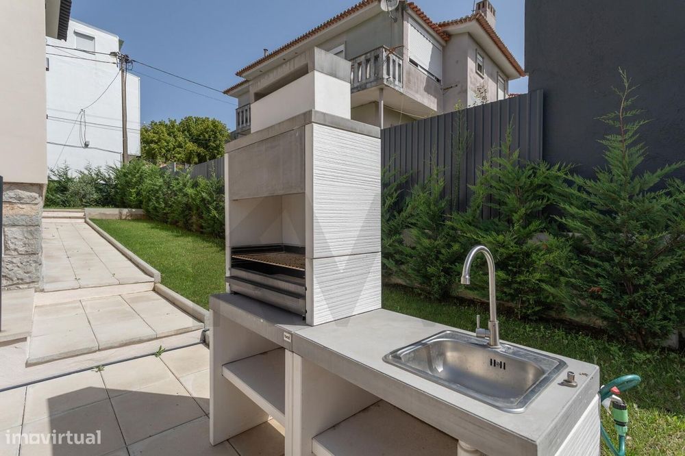 Charmosa Moradia T5 com Jardim Totalmente Remodelada -  Sassoeiros, Ca