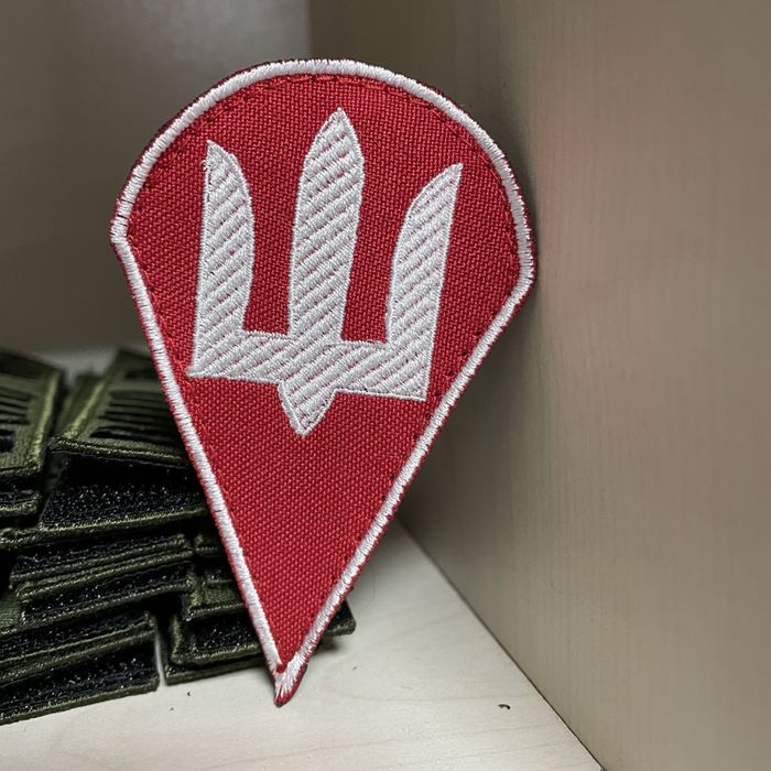 Шеврон "ДШВ" тризуб білий на червоному тлі висота 9*5,6 см