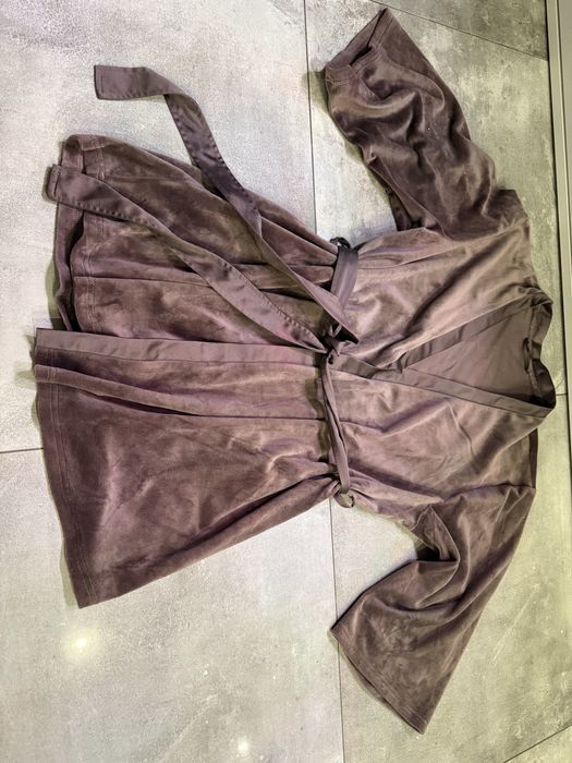 Krótki, brązowy szlafrok