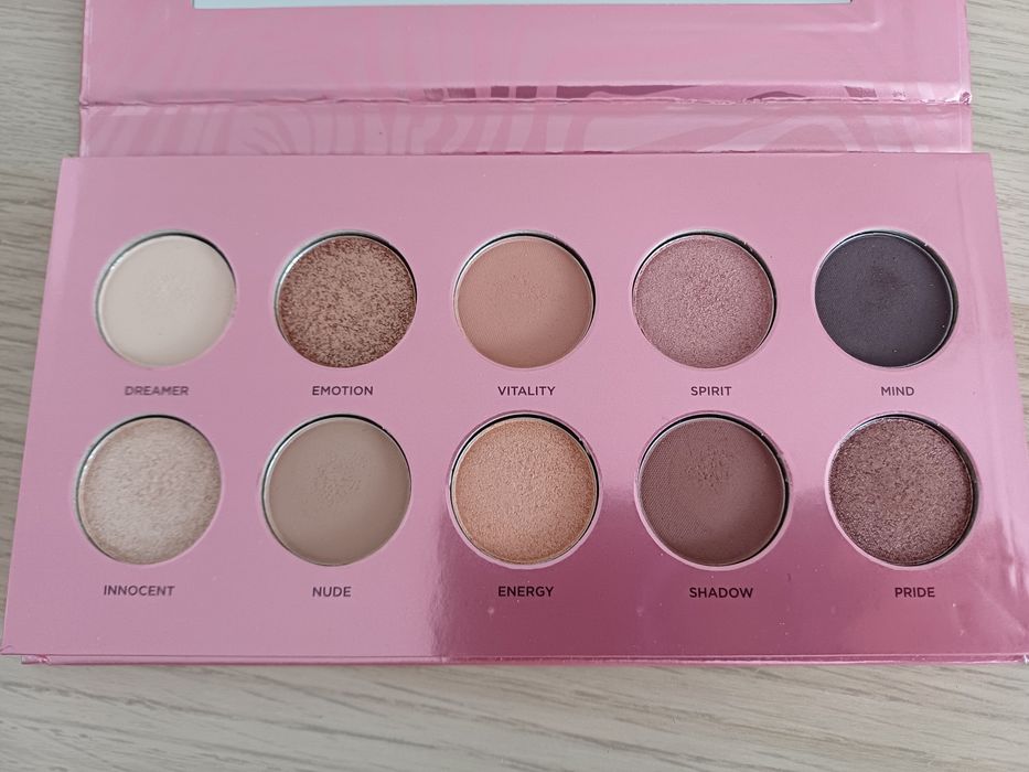 Paleta cieni do powiek Eveline Pure Soul