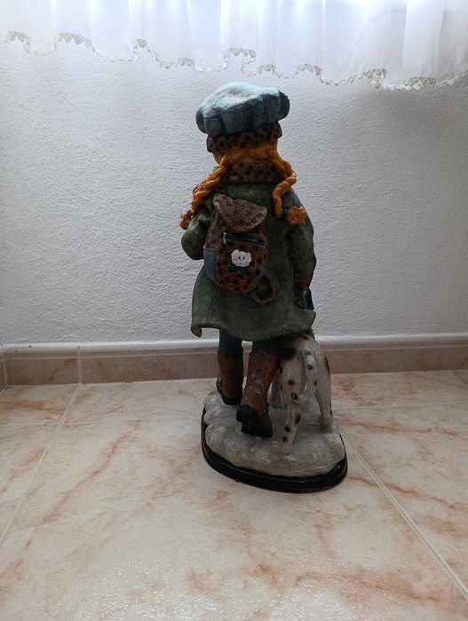 Par de estatuetas com crianças e o seu cão