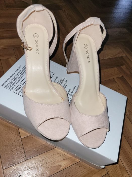 Buty na obcasie r.38 nowe bez metki