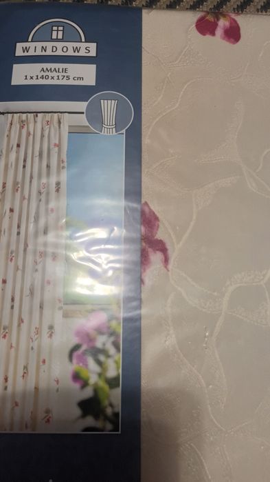 Штори темно-сірі, теракотові, ванільні з квіткою.