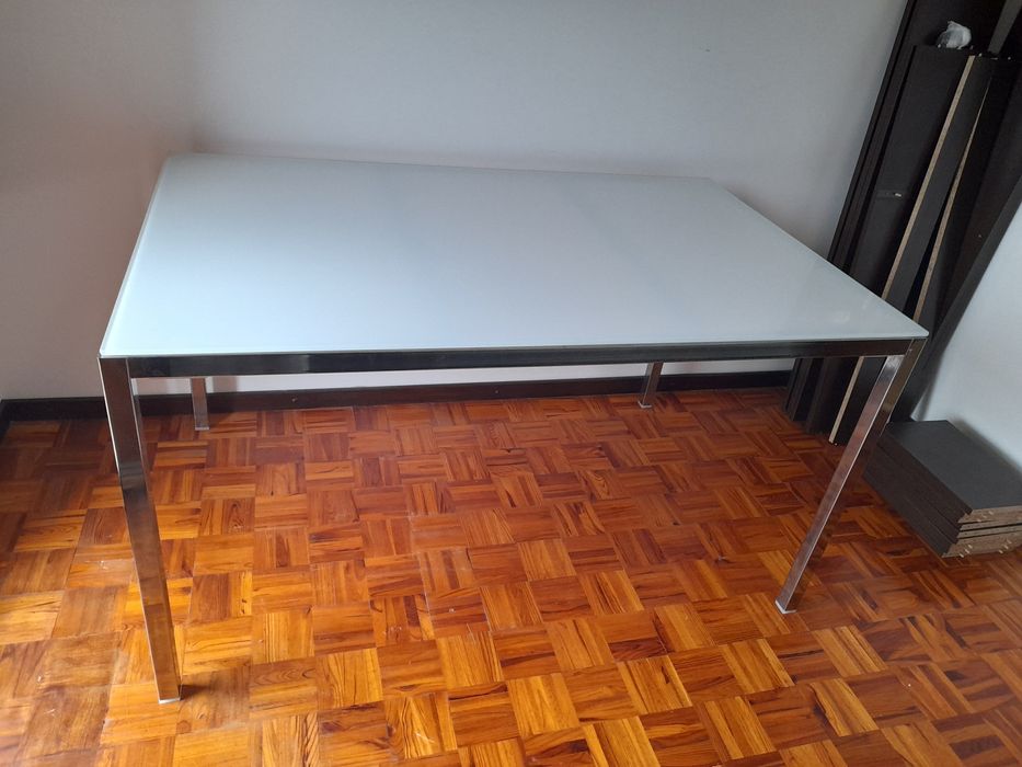 Mesa com tampo de vidro ( ikea )