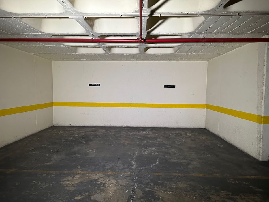 Lugar de Garagem Extra-Largo (20m²) – Gaivotas do Tejo (Graça), capacidade 2 pequenos citadinos ou carro familiar