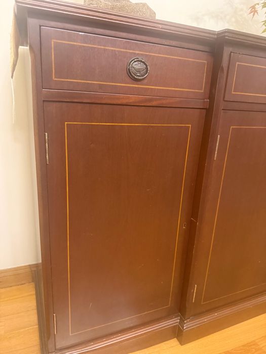 Conjunto Sala de Jantar Completo em Madeira Maciça – Mesa + 6 Cadeiras + Aparador + Cristaleira (Excelente Estado)