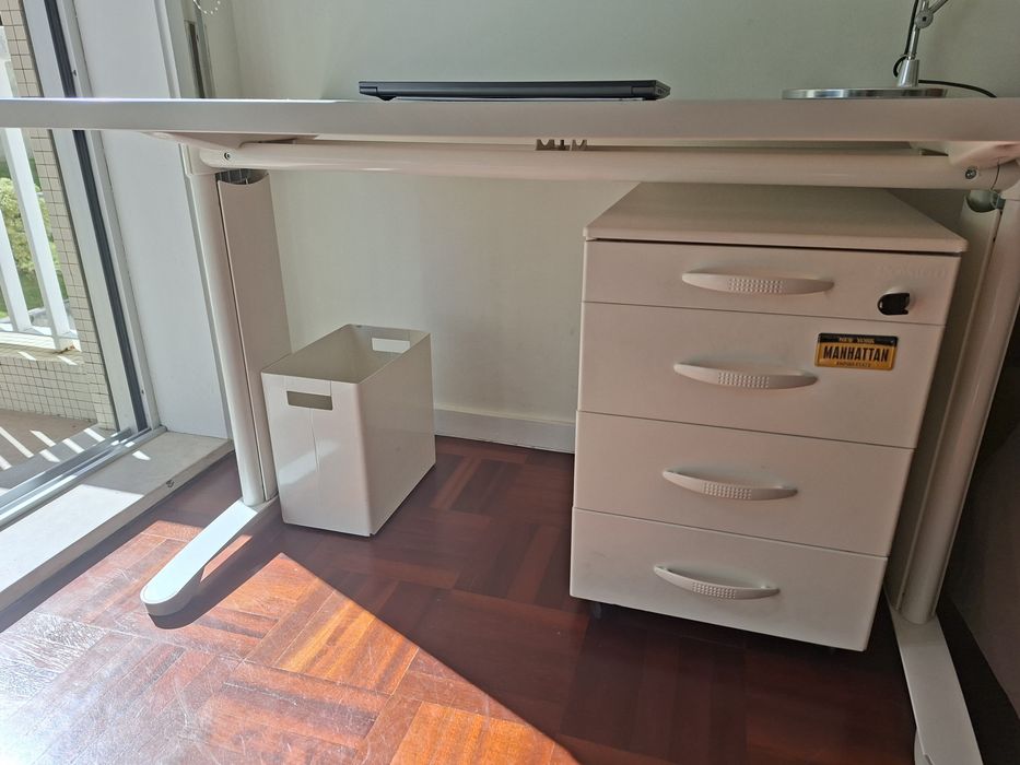 Excelente secretária cor branco, como nova