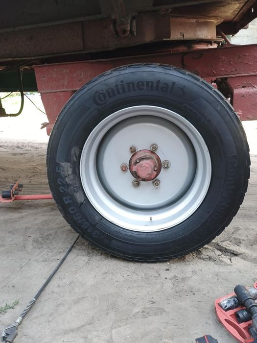 Koła do przyczep bezdętkowe, opony ciężarowe. 6 lub 8 otworów.   D-47