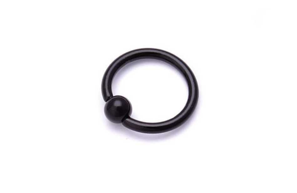 Piercings nas sobrancelhas, orelhas, mamilos e orelhas.