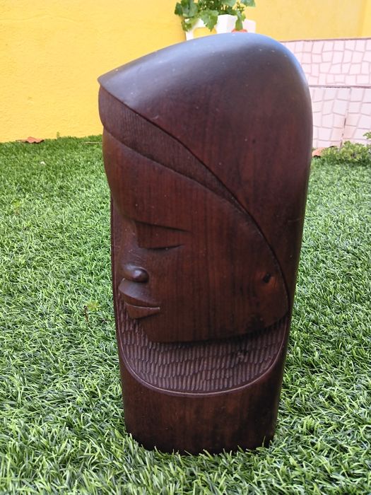 Escultura Africana em madeira maciça