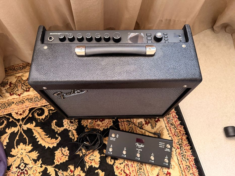 Fender Mustang GTX50 + Fender GTX-7 Footswitch + Capa