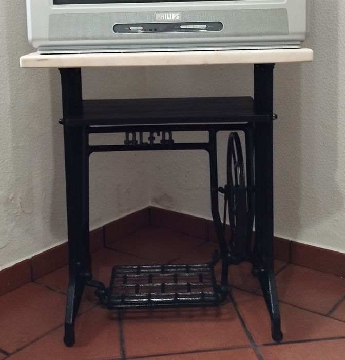 Mesa TV com base de ferro fundido de máquina de costura Alfa