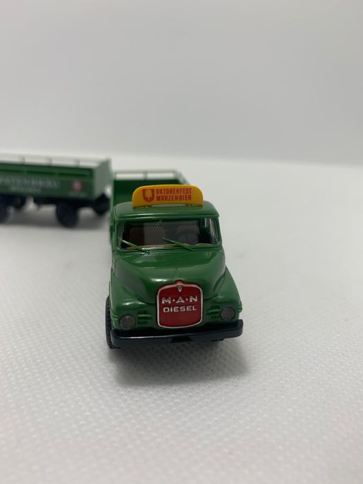 Miniatura MAN com reboque da marca Brekina na escala H0 1/87