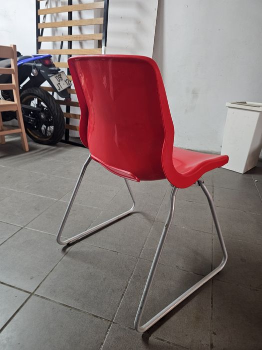 Cadeira vermelha ikea