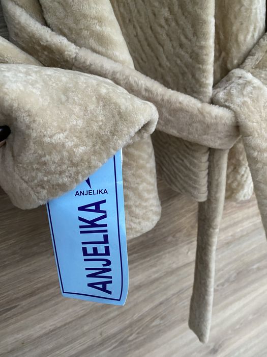 Кожушок з мутону-астрагану з поясом і опушкою з песця