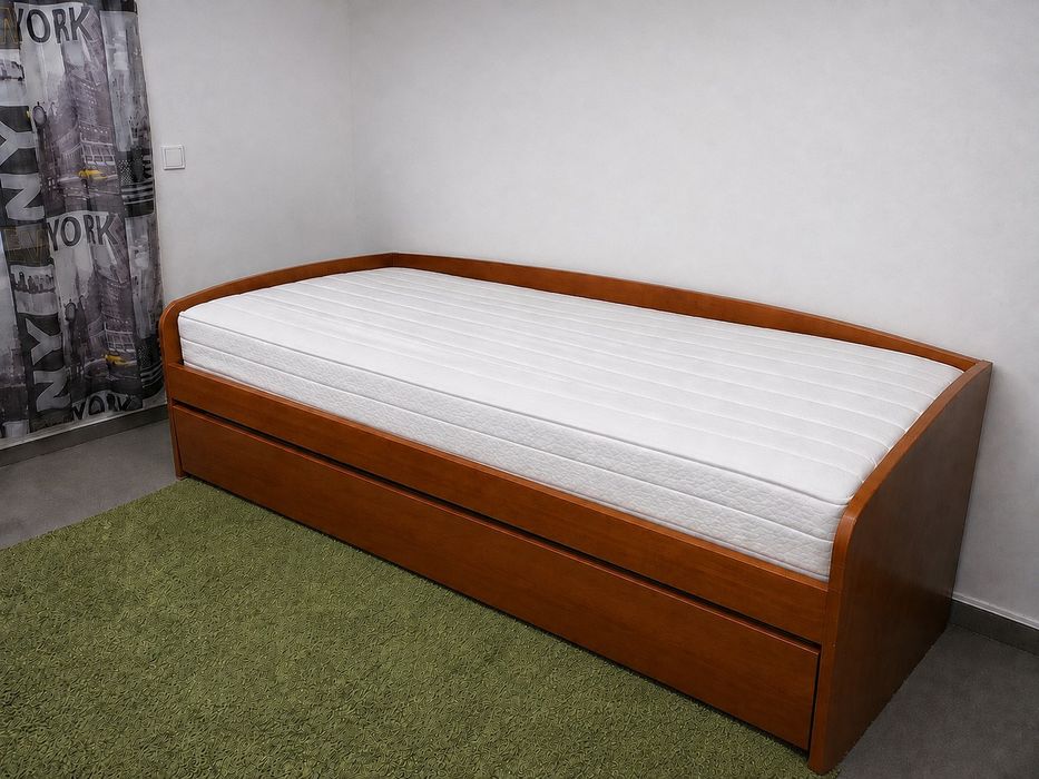 Cama de solteiro, com outra cama na gaveta