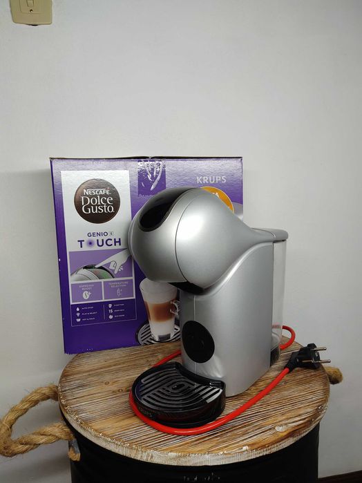 Cafeteira Dolce Gusto Genio S Touch com Caixa