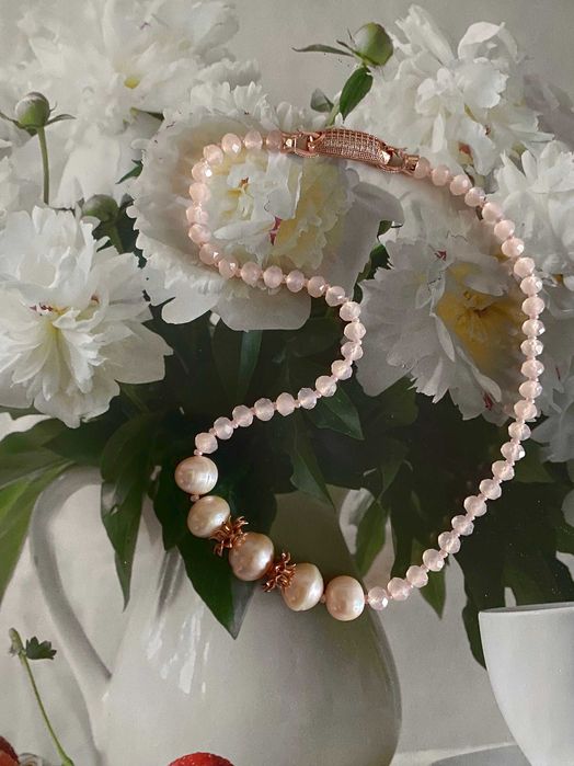 Рожевий чокер нареченої з натуральних перлів та кришталю, 42 см.