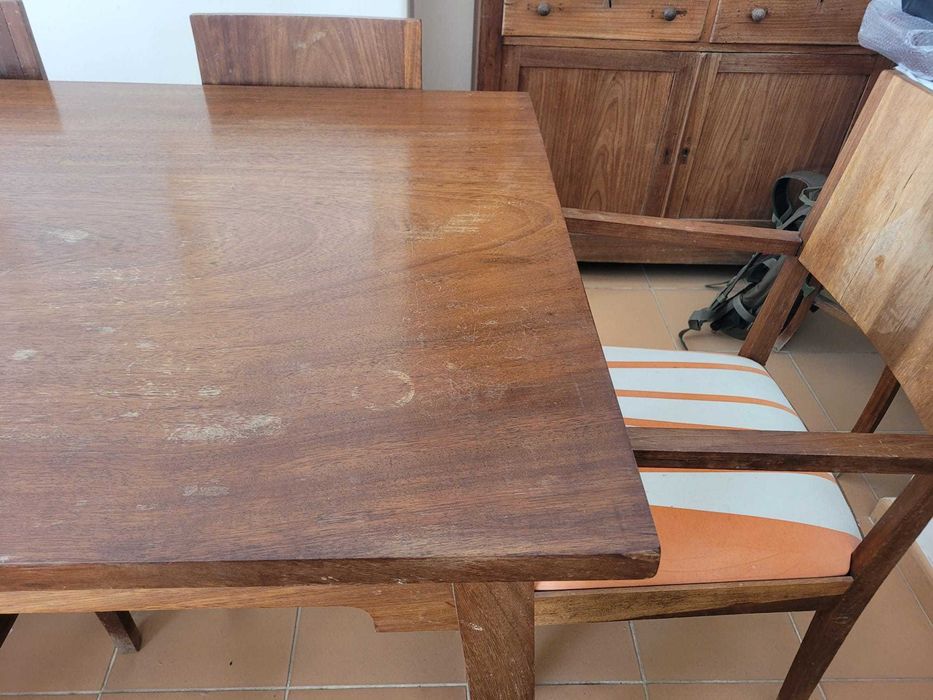 8 pessoas felizes à roda desta MESA