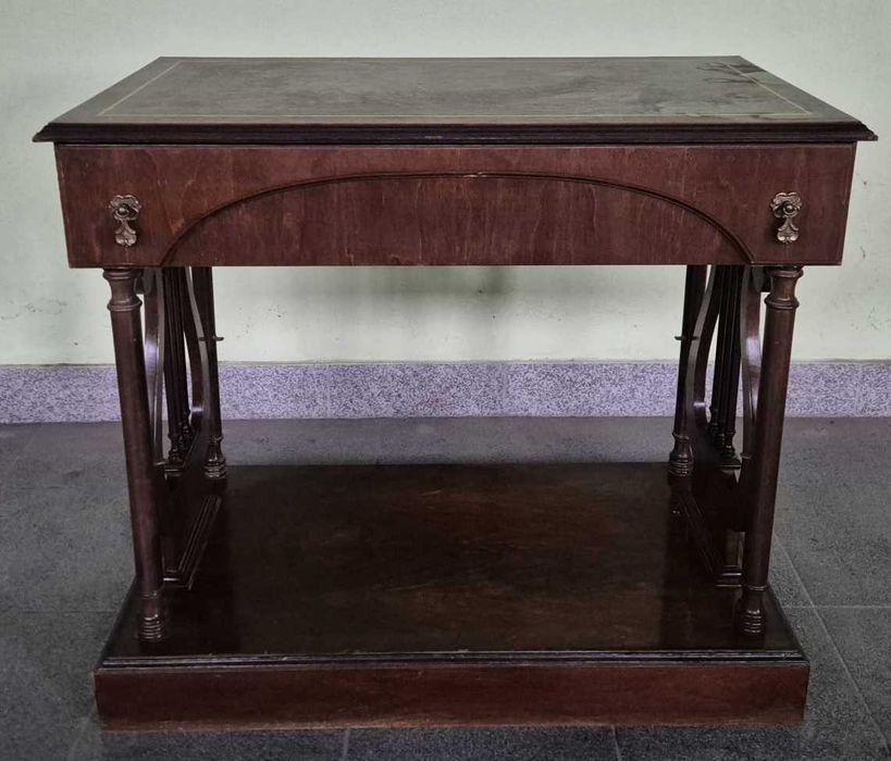 Mesa Vintage em bom estado Madeira Maciça
