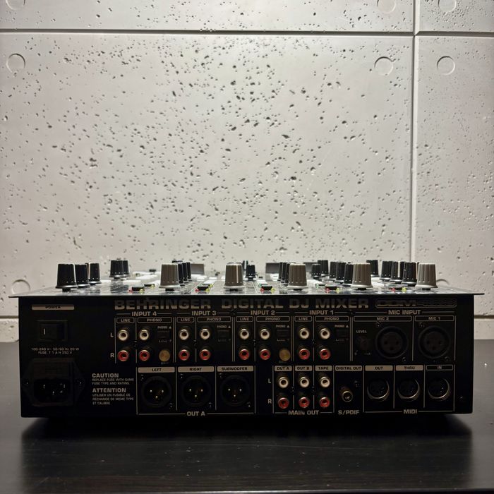 Cyfrowy mikser Behringer DDM4000 + końcówka mocy Behringer Europower EP2500