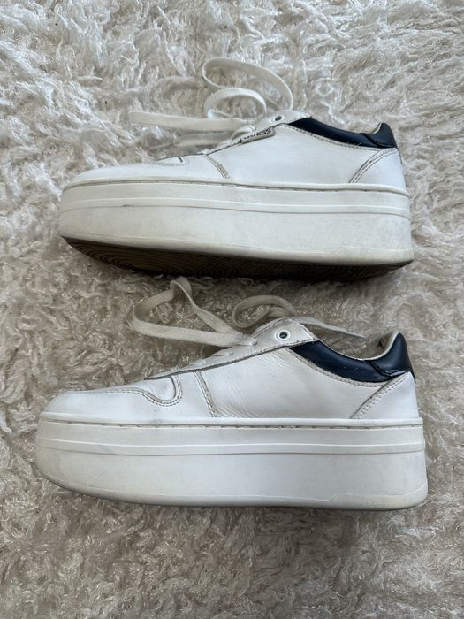 Продам шкіряні кросівки Guess