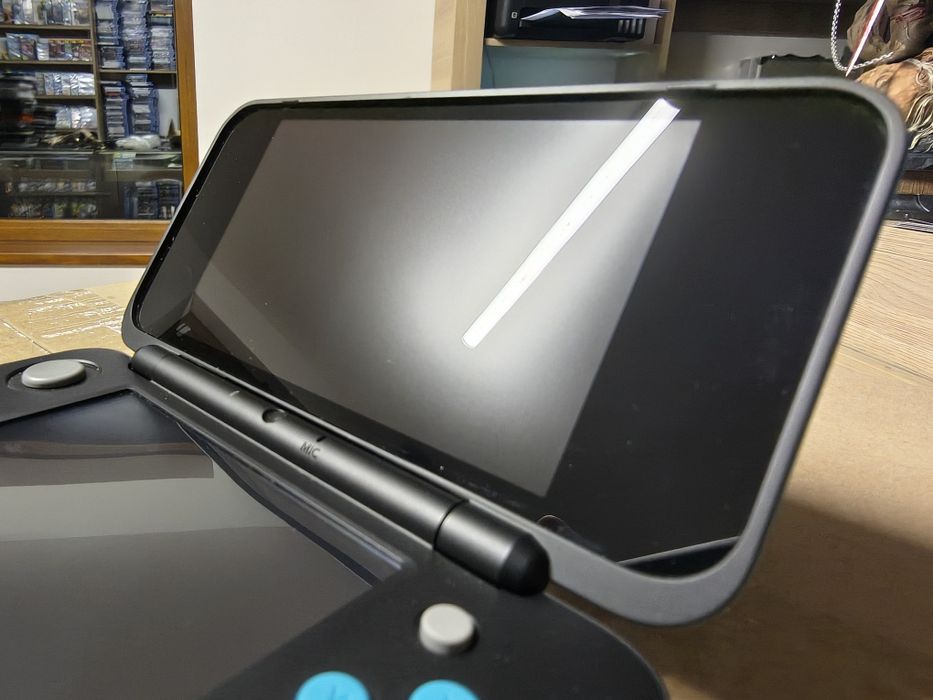 Konsola New Nintendo 2ds XL czarno-niebieska.