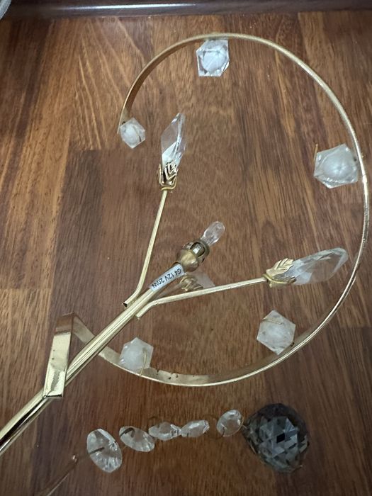 Продається люстра в золотому кольорі.