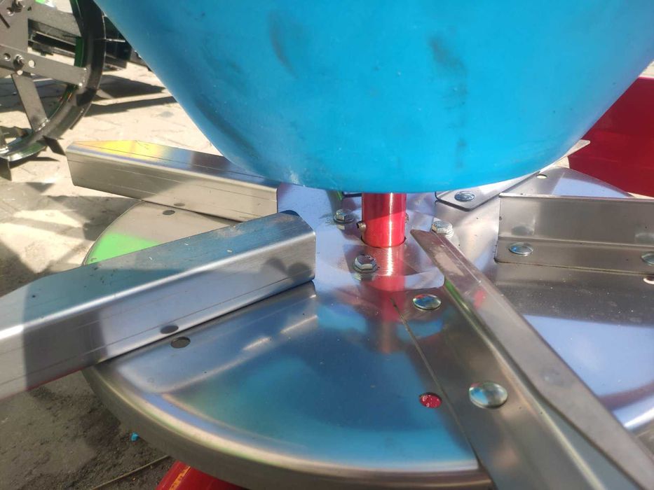 Розкидач мінеральних добрив  лійка (нерж. пластик, метал Польща)