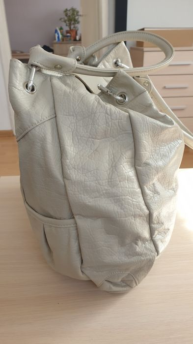 Duża torebka na ramię w kolorze kremowym