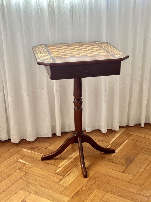 Mesa de xadrês com figuras em estanho e acabamentos em ouro e prata