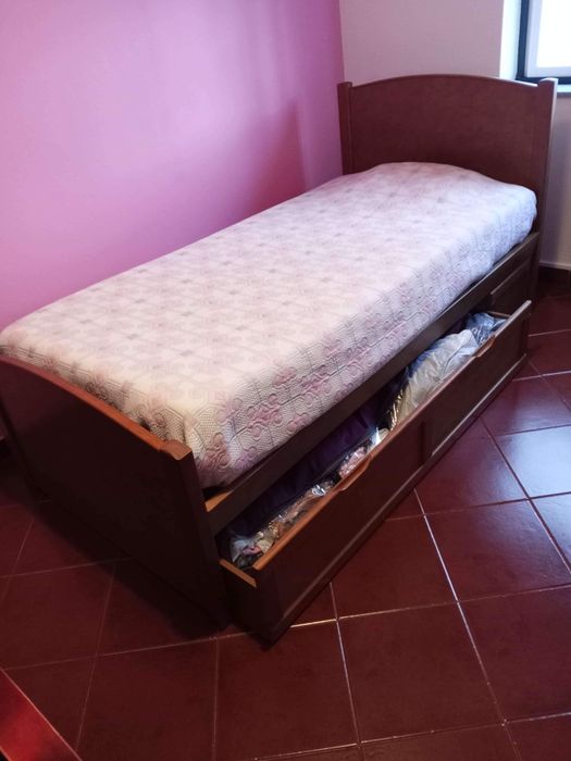 Cama com gavetão em madeira
