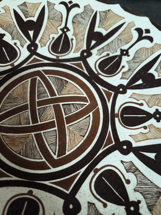 Prato Cerâmico Vintage - Motivos Geométricos
Prato de parede em cerâmi