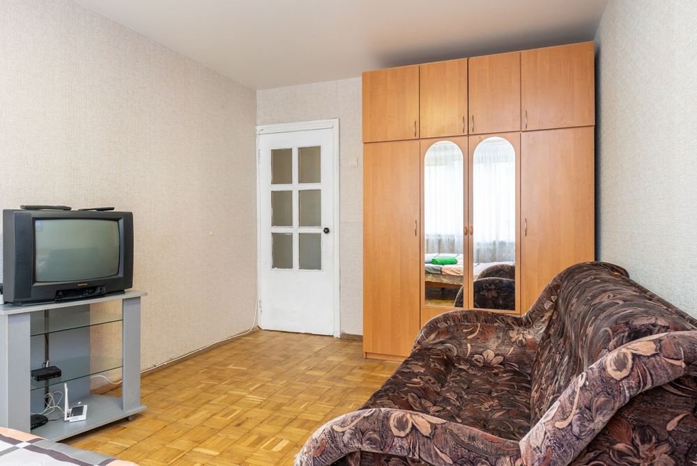 1к. Почасово метро Лівобережна