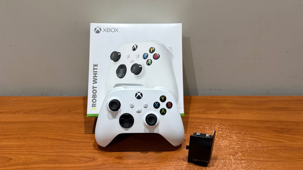 Xbox One + 7 Jogos + Comando Xbox Series + Bateria Extra