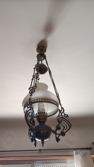 Lanterna com vidro branco leitoso com chaminé