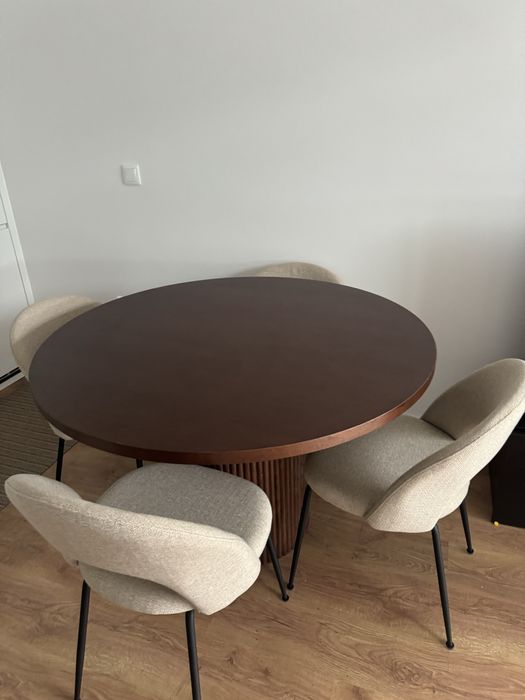 Mesa e cadeiras de jantar