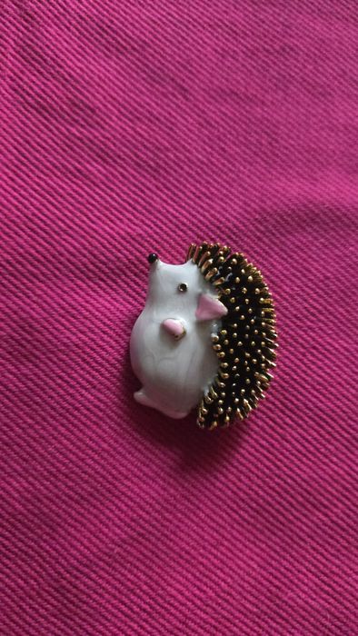 Broszka jeżyk brązowy.