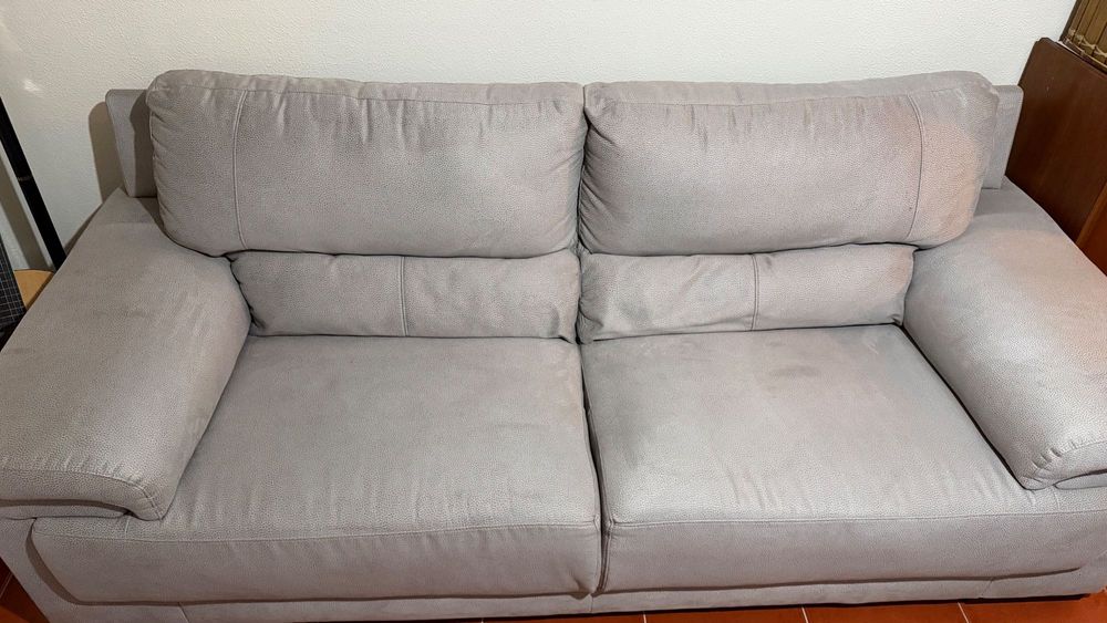 Sofá - 2,10 m (comprimento) x 82 cm (largura)