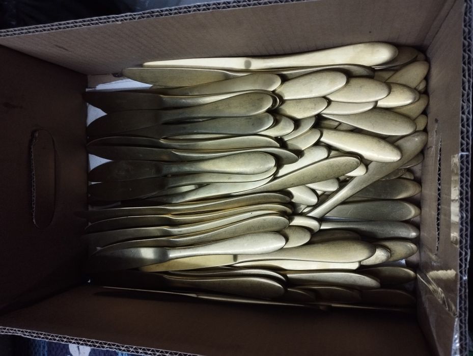 80 facas douradas