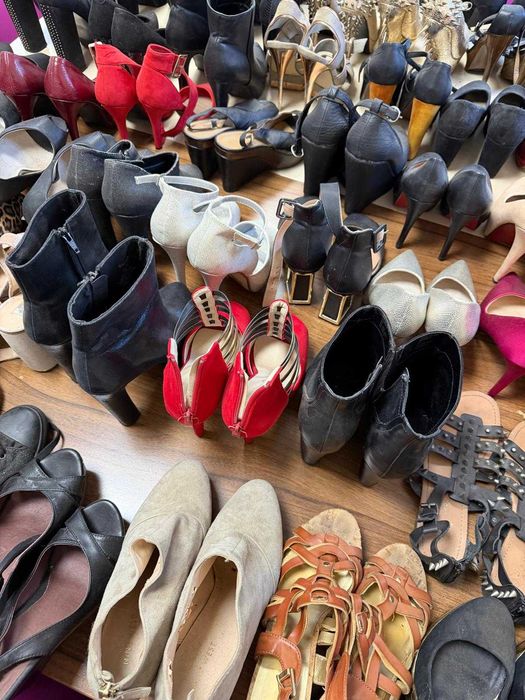 Historia po rozstaniu… 60 par butów szuka nowego domu (rozm. 37)