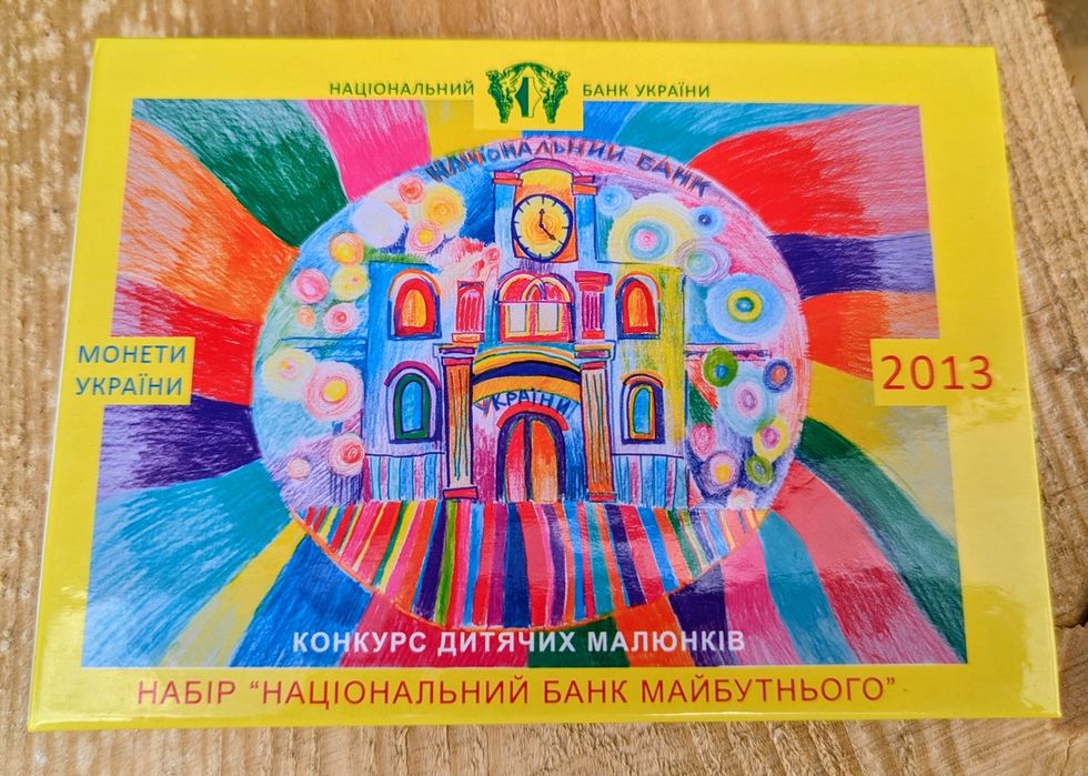 Річні набори обігових монет НБУ - 2013, 2021, 2025 років та медалі до наборів 2013 і 2008 років
