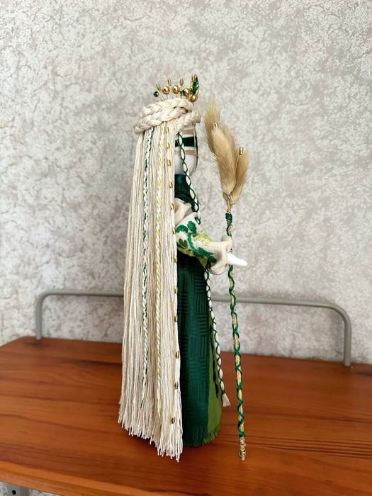 Лялька-мотанка ручної роботи в зеленому кольорі