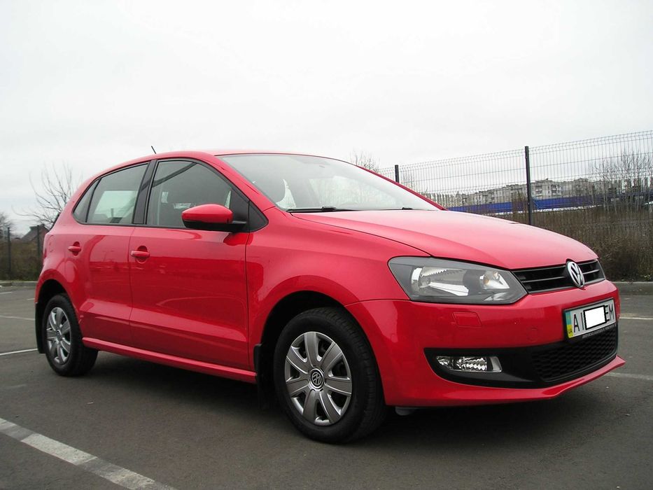 Куплена в киевском автосалоне у официального дилера. Один хозяин. Хранилась в гараже. Машина в отличном состоянии. Маленький пробег. Салон в идеальном состоянии. как новый. Максимальная комплектация. Бортовой многофункциональный компьютер ABS. ESP. Омыватель  фар.  Кондиционер.  2 Airbag.  подогрев сидений .7 ступенчатый Автомат. Кпп.  Автомат может работать в Эконом режиме. электростеклоподъёмники и электрозеркала. Микролифт рулевой колонки и сидения водителя. Два комплекта колёс Nokian. Перед зимней эксплуатацией был установлен новый аккумулятор. Заменено масло и ремень Грм. Машина едет идеально. как новая. Расход топлива 5л по городу при отличной динамике.